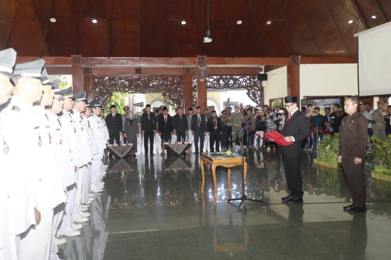 Pj Bupati Pamekasan, Serahkan SK Perpanjangan Masa Jabatan Kepala Desa
