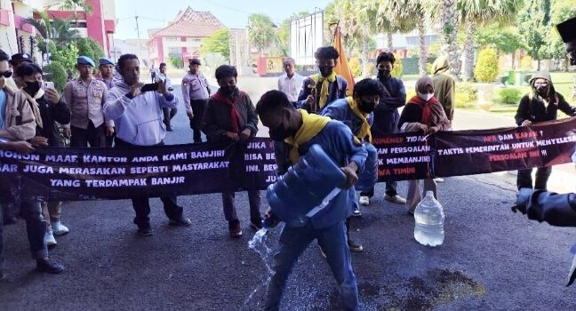 Sumenep Langganan Banjir, Forum Mahasiswa Pecinta Alam Lakukan Aksi Bisu Soal Krisis Lingkungan