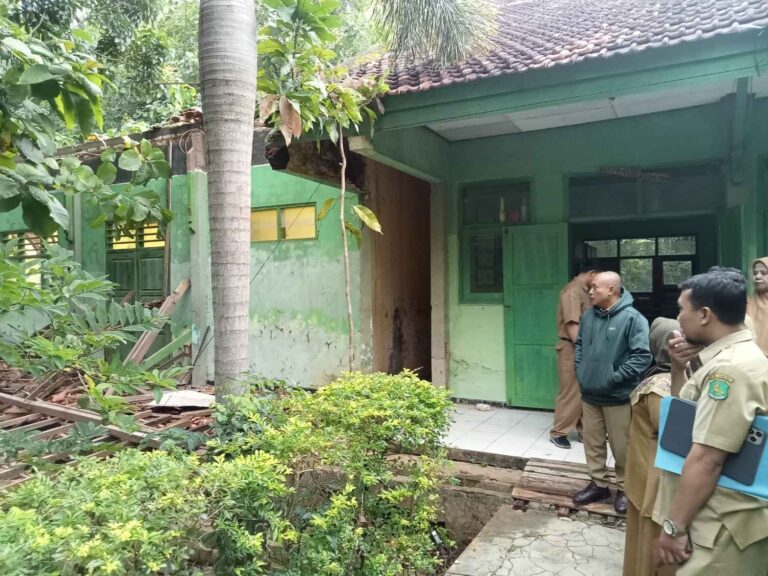Genteng Roboh, Disdik Sumenep Turun Langsung Cek Lokasi Kerusakan di SMPN 2 Kalianget