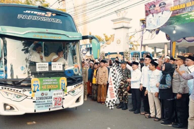 Ratusan Jamaah Haji Bangkalan Dilepas dari Masjid Agung