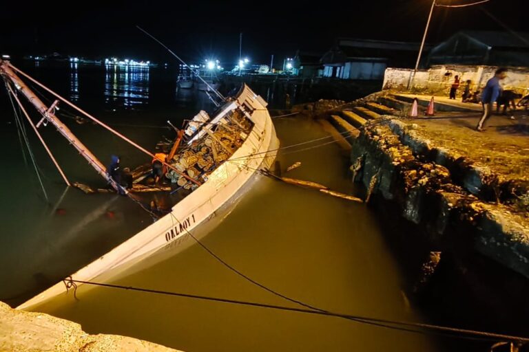 Kapal Kayu Perhutani Nyaris Tenggelam Saat Bersandar di Pelabuhan Kalianget