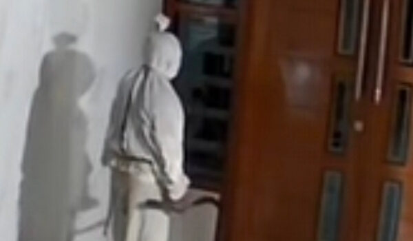 Teror Pocong Terekam CCTV di Bangkalan, Datangi Rumah Warga Sambil Bawa Celurit