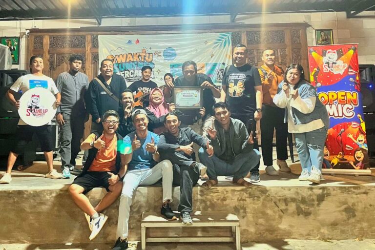 Penuh Tawa, Komika Stand Up Indo Sumenep Open Mic di Waktu Sumenep Bercanda Oleh Kelas Kreatif Asmaraloka