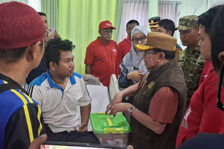 Wabup Sumenep Jenguk Korban Kebakaran KM Mutiara Sentosa 2 di RSI Garam Kalianget