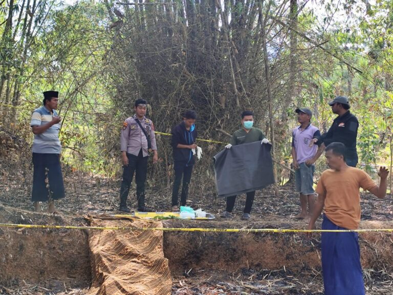 Mayat Perempuan Ditemukan Terbakar, Polisi Lakukan Olah TKP