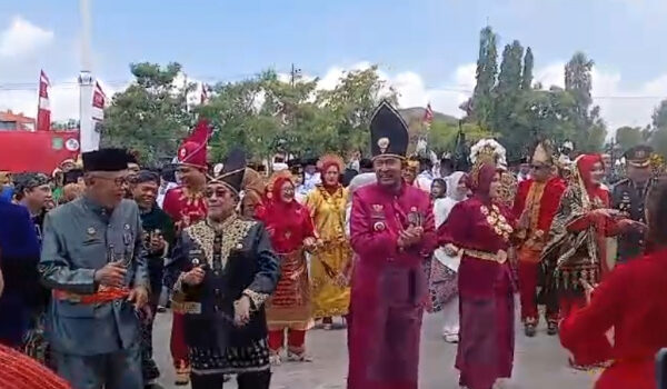 Bupati Sumenep Kenakan Baju Adat Sulawesi sebagai Simbol Keberagaman