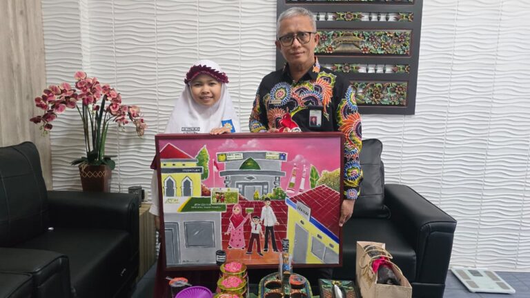 Dari Hobi Menggambar, Siswi SD di Sumenep Dipercaya Melukis Gedung BPRS Sumekar