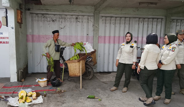 Satpol PP Banyuwangi Tertibkan PKL di Trotoar, Pedagang Diminta Kembali ke Pasar