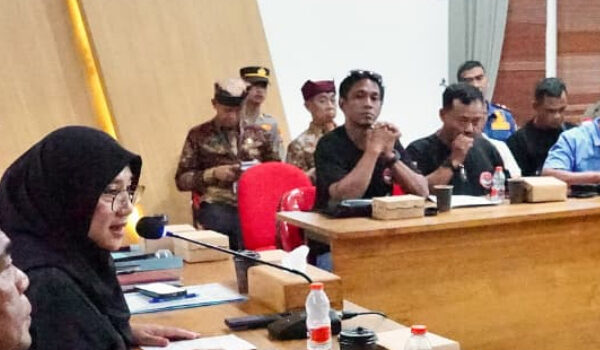 Atasi Kemacetan Pelabuhan Ketapang, Bupati Banyuwangi Sepakati Sejumlah Solusi dengan Sopir Truk