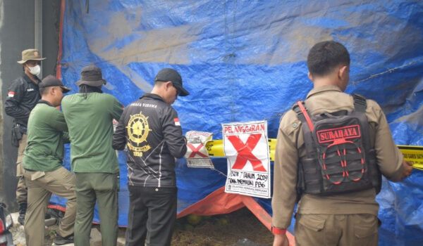 Tak Kantongi Izin Sesuai Peruntukan, Tujuh Kios Buah di Surabaya Disegel Satpol PP